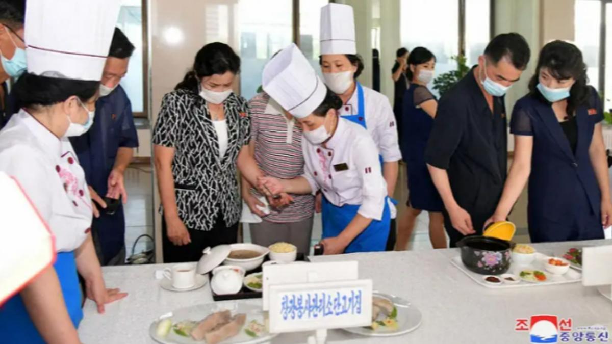 北韓官方不時舉辦全國性的「狗肉烹飪大賽」,視其為民族飲食文化的一部分。(圖/翻攝自朝中社)