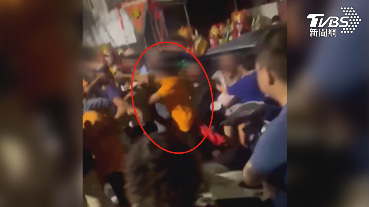 台南廟會遶境繞出火氣,兩名男子喝醉鬧場,還有人在推擠中出重拳(圖/翻攝臉書@宗教爆報)