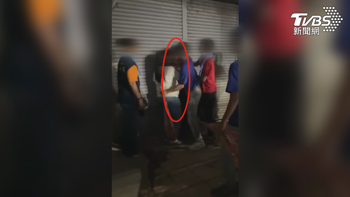 橘衣男疑似喝醉鬧場,被三名廟會人員圍住,就怕他再次失控(圖/翻攝臉書@宗教爆報)
