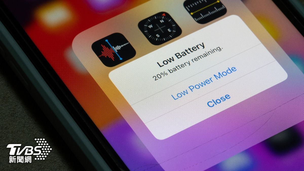 不少使用者發現更新後感覺到iPhone的電池電量消耗得相當快。(示意圖/達志影像shutterstock)