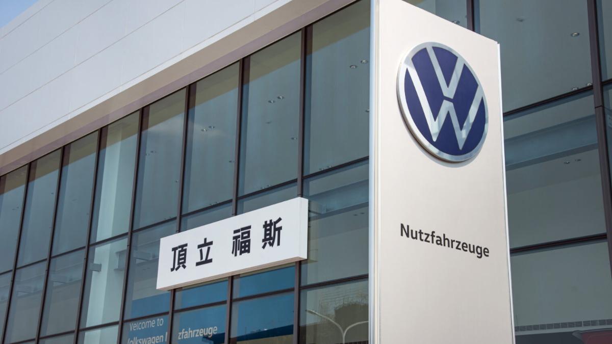 展間規劃無障礙出入口、停車設施、育嬰空間與親子休憩區，展間亦導入高效能的 360kW 快充服務。（圖／福斯商旅提供）