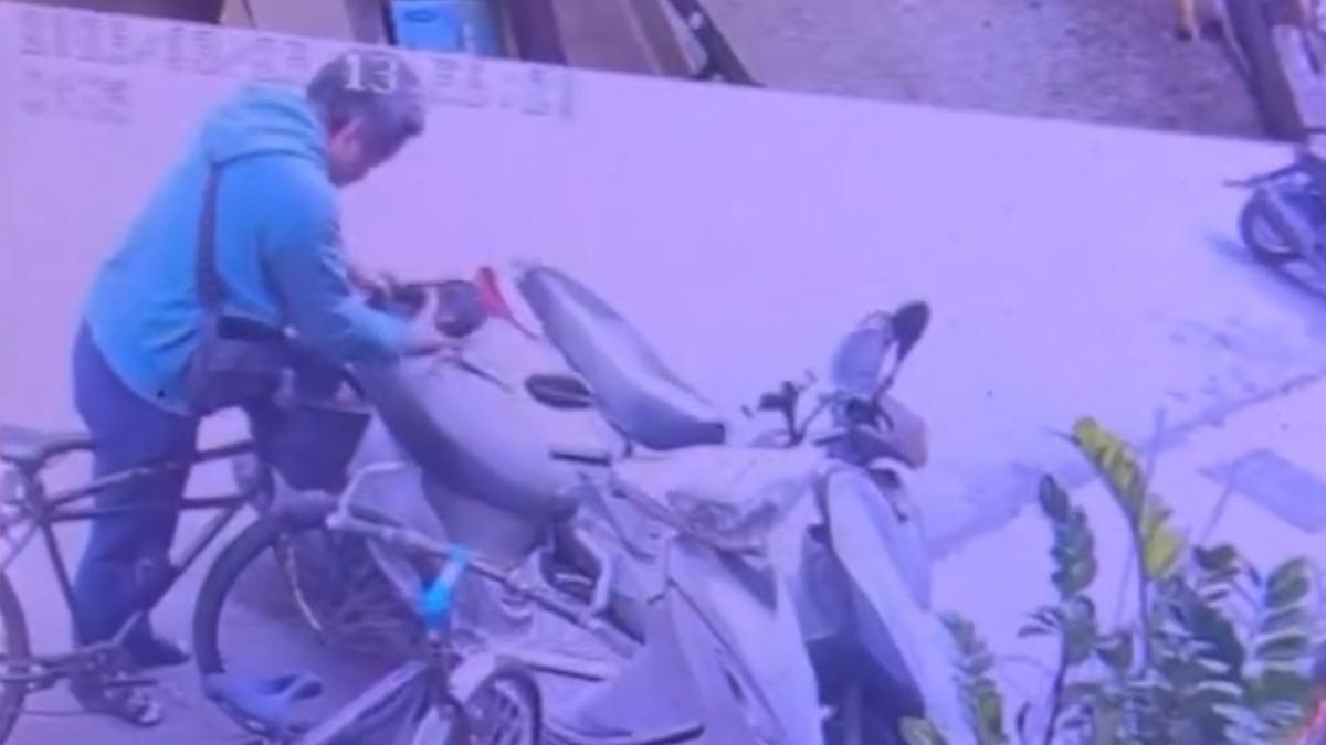 男子將包包放在機車座墊上忘記拿走,遭陌生男子撿走,損失上萬。 (圖/翻攝Threads)