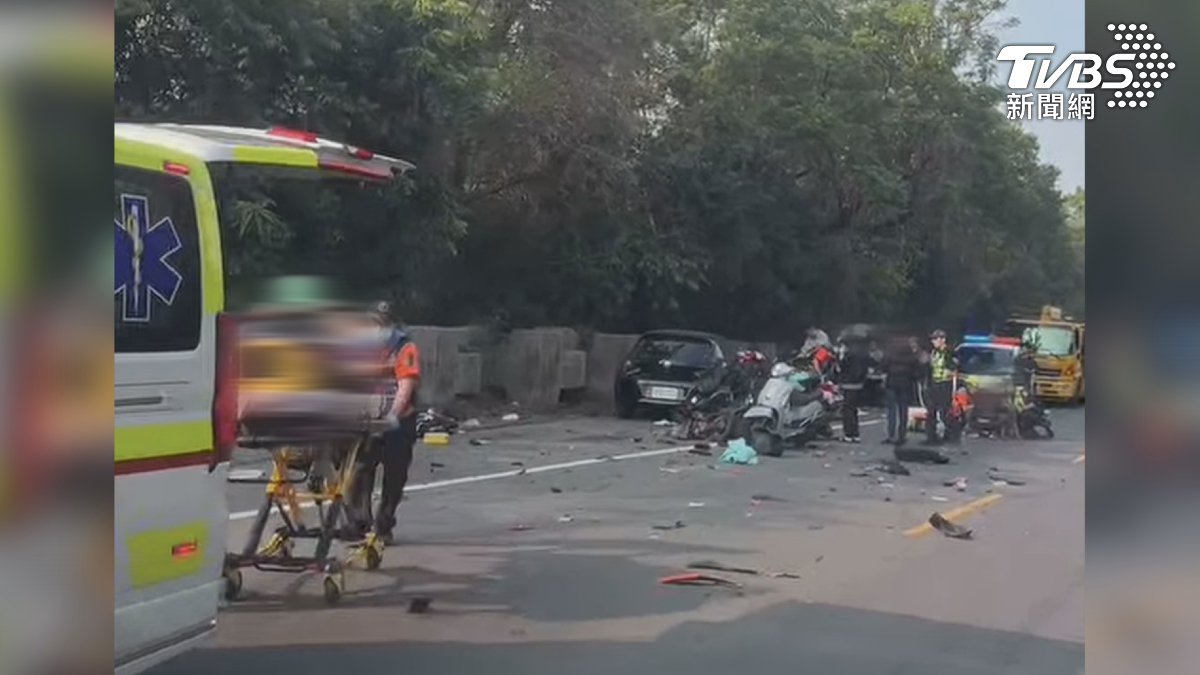 地板上滿是車殼碎片,救護人員緊急將擔架推上救護車,正在與時間搶命,不斷幫傷者CPR(圖/台南道路救援張家班提供)