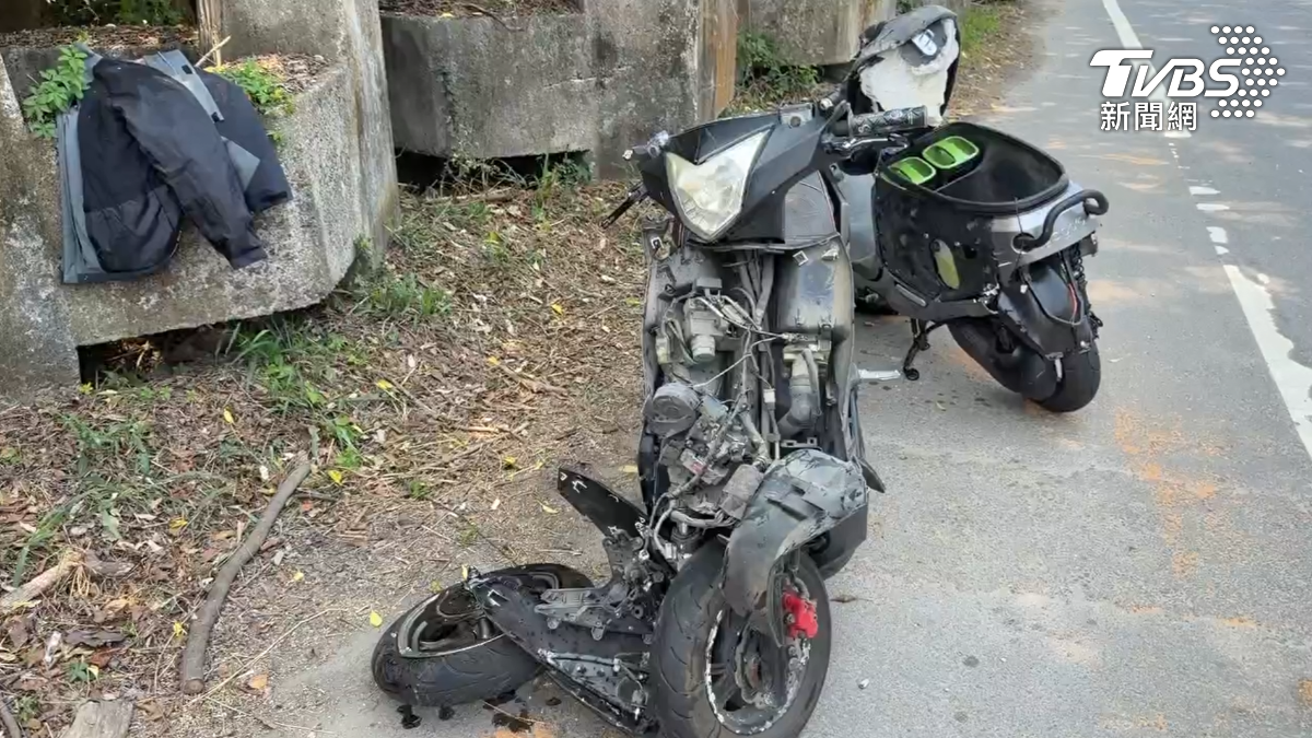 挨撞的機車毀損嚴重,一部龍頭整個斷裂、坐墊掀了起來,有的甚至整部解體(圖/TVBS)