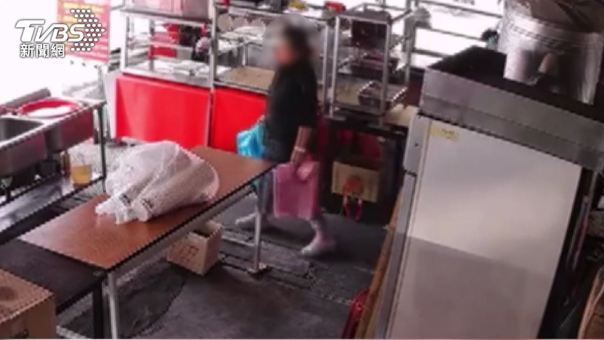 塑膠袋漲價成賊目標!女賊闖攤偷4疊。(圖/TVBS)