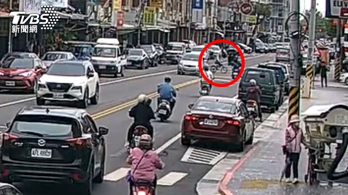 單車翁左轉橫越馬路,騎士疑似閃不及撞倒。(圖/TVBS)