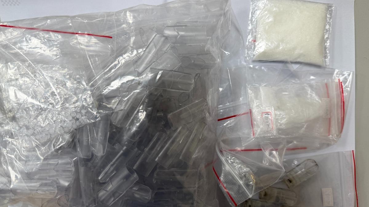 男子在網咖包廂內點火吸食安非他命,警方在他身上搜出多種毒品。(圖/TVBS)