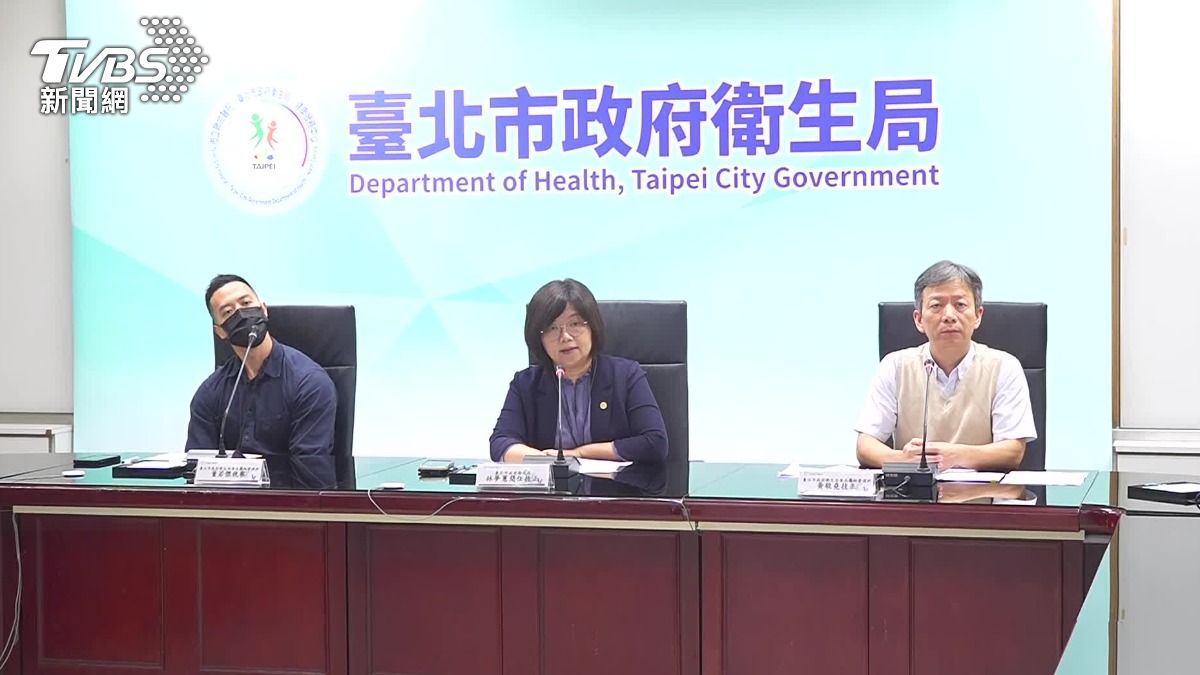 台北市衛生局針對潤餅皮專賣店、 知名商圈或廟宇周邊祭祀食品店家等場所,總共抽驗51件產品。(圖/TVBS)