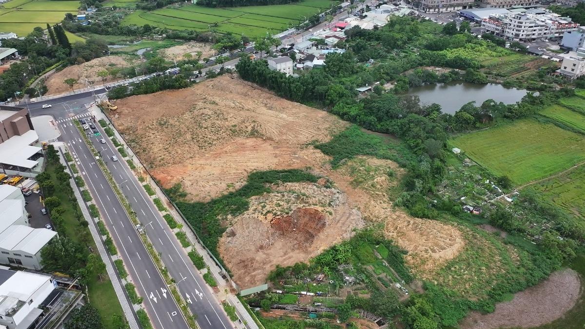 中壢埤塘塞滿大量廢棄物 9嫌惡意傾倒海撈逾1800萬慘了