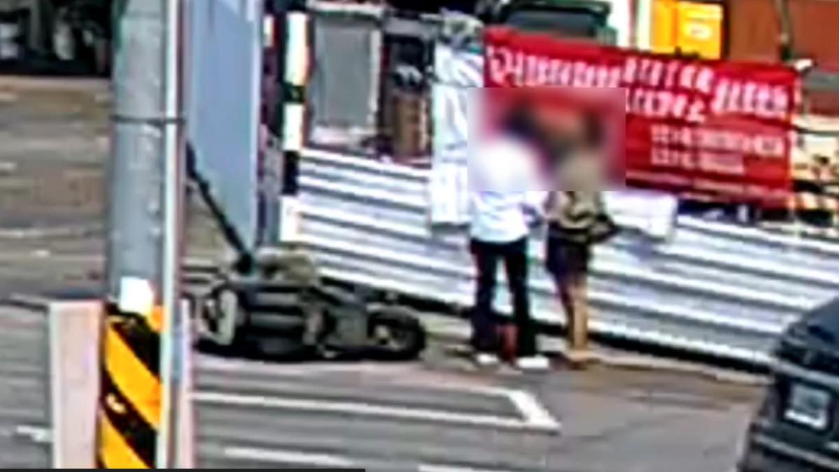 藍營花蓮縣長參選人、吉安鄉長游淑貞駕駛休旅車撞上機車騎士。（圖／TVBS）