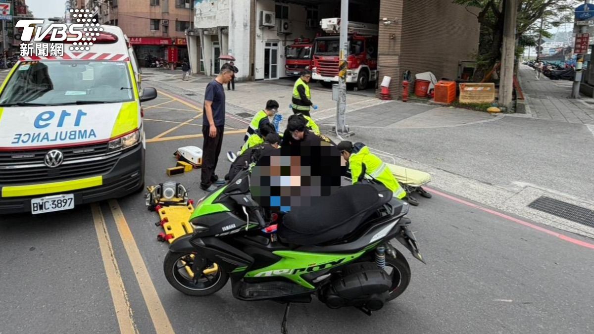 快訊/新北汐止消防隊外機車自摔 騎士當場失去生命跡象