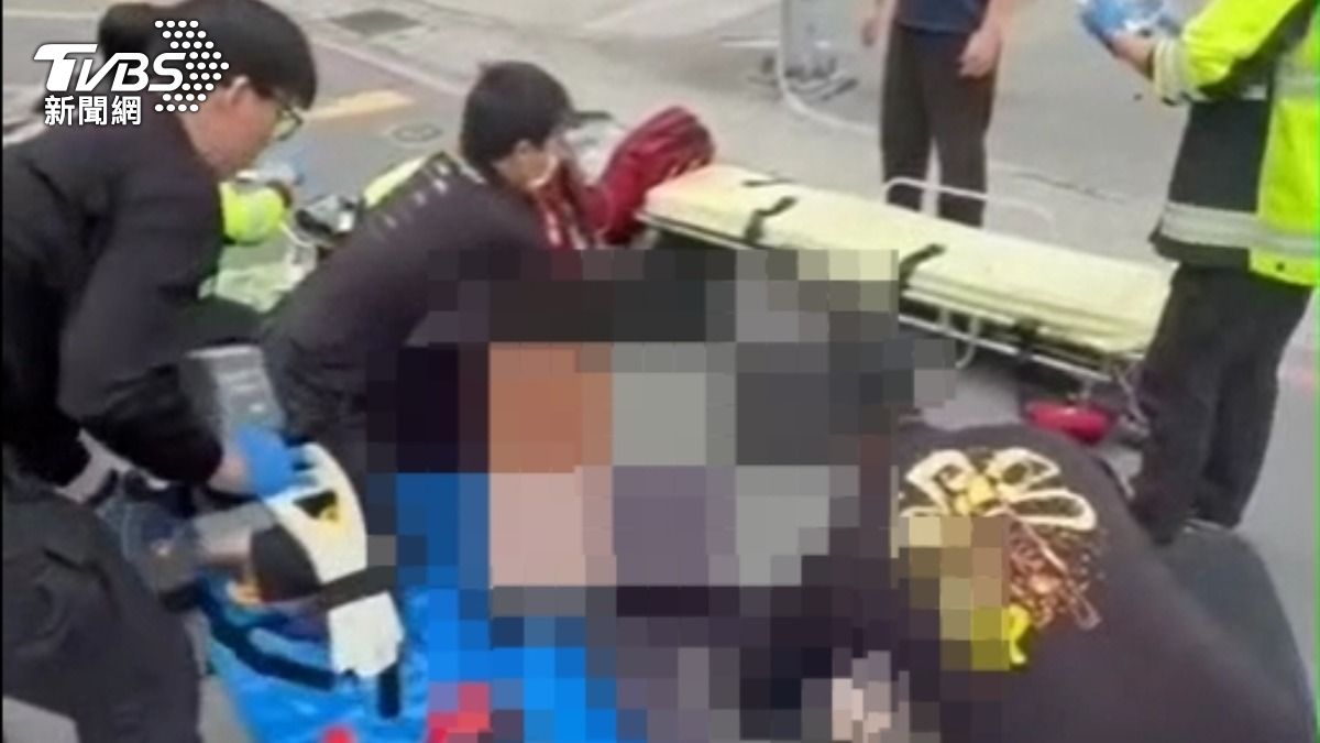 救護人員先進行搶救措施,隨即送往三軍總醫院治療。(圖/TVBS)