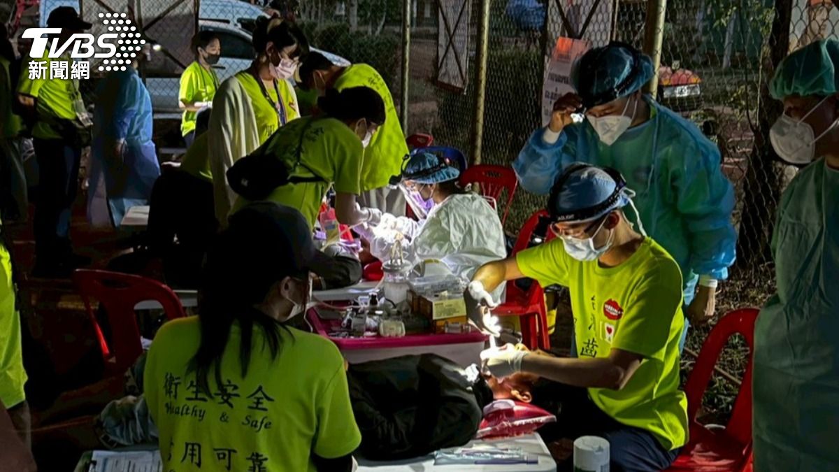 醫師共替800人看診。(圖/TVBS)
