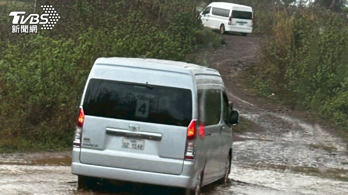 車在泥濘中行駛。(圖/TVBS)