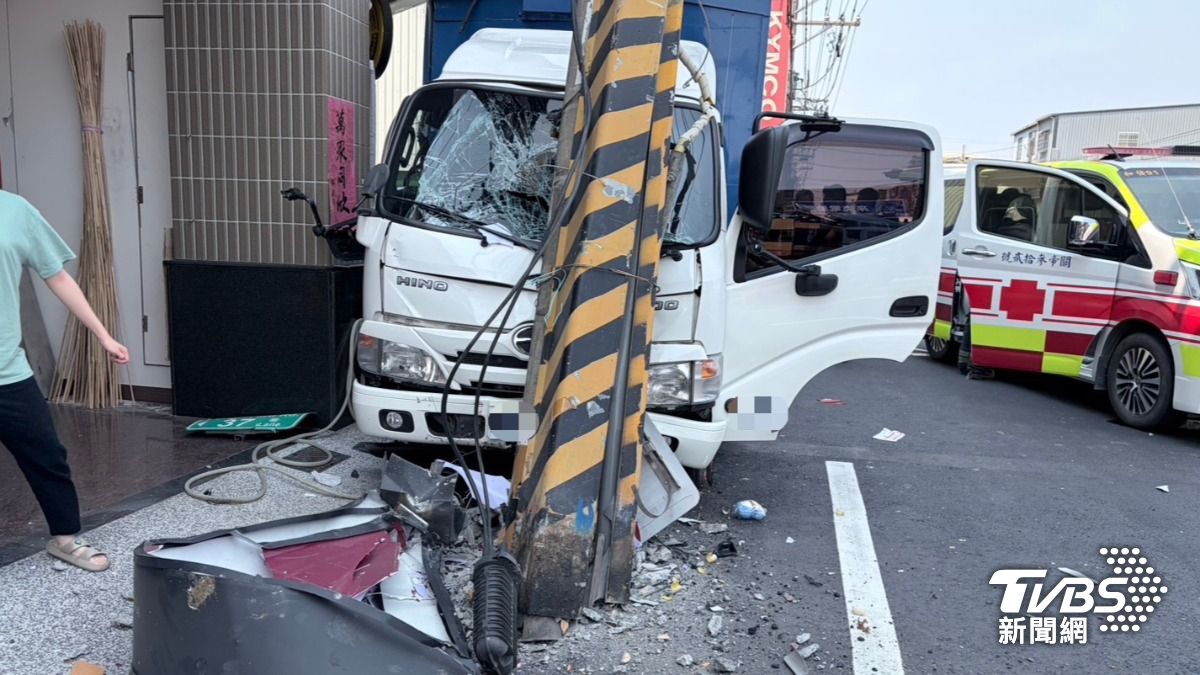 快訊/高雄貨車撞電桿「凹成M字型」駕駛亡 還釀8百戶大停電