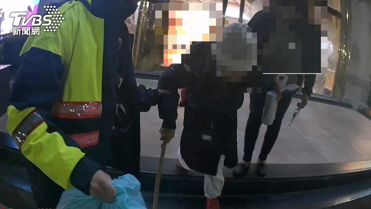 警方自掏腰包1000元，安排計程車將老嫗安全送往社會服務救助站。（圖／TVBS）