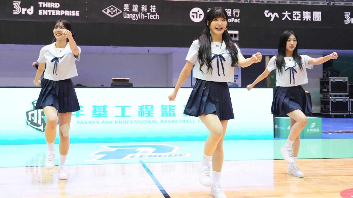 「啦啦隊IU」帶操太嗨!韓籍2女神近距離接觸 領軍60球迷齊跳
