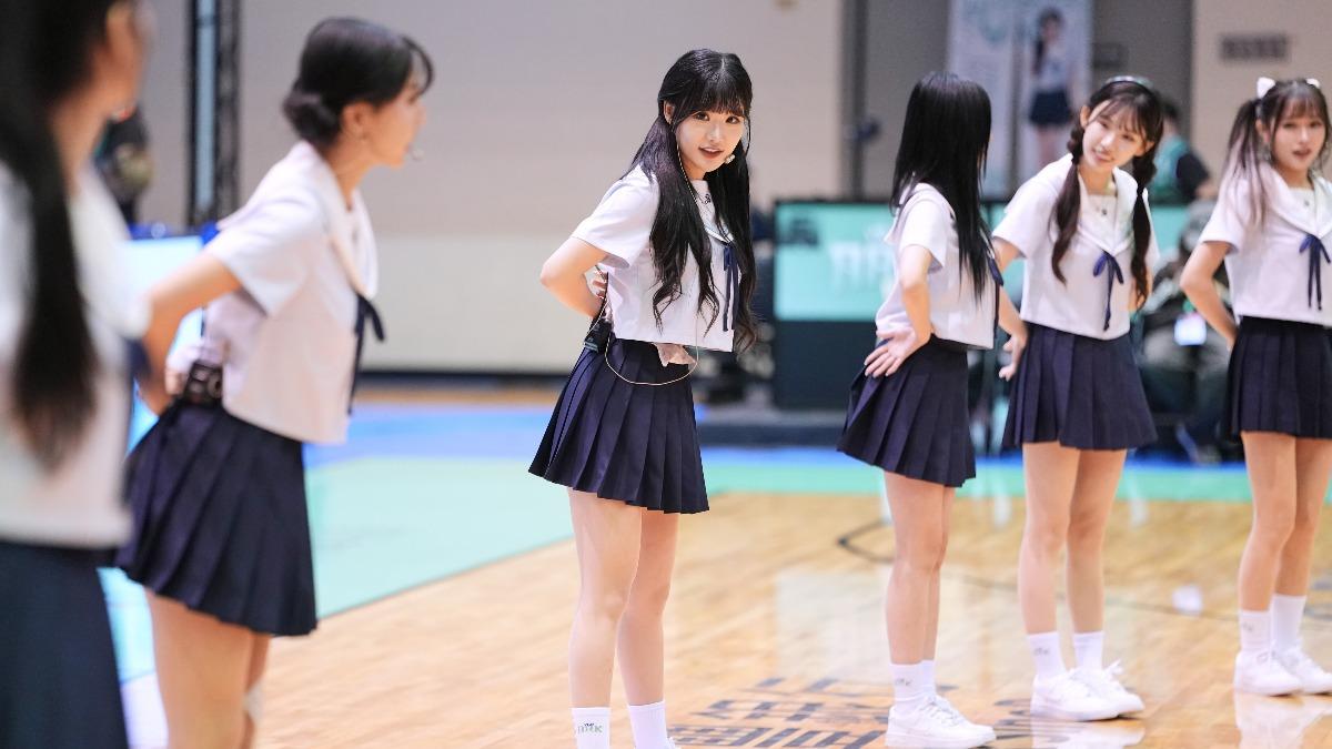 崔洪邏帶領大家跳健康操。(圖/洋基工程提供)
