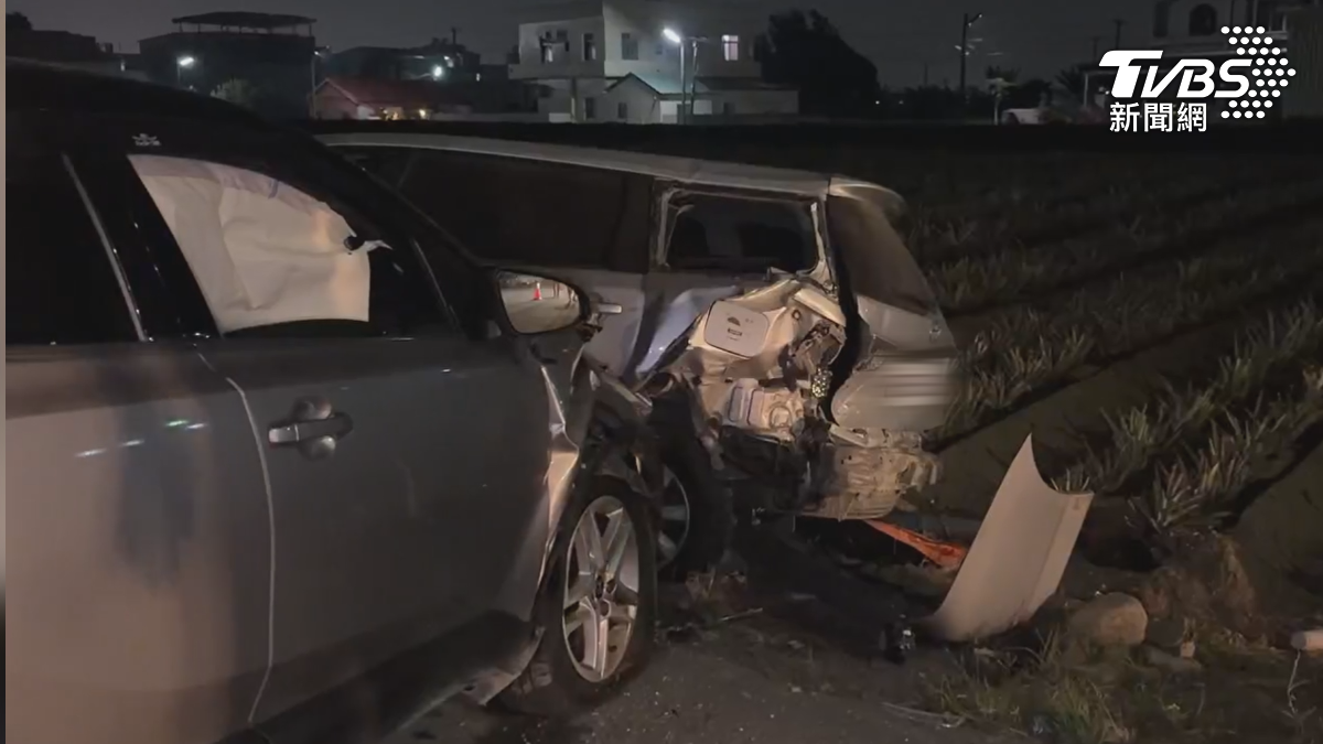 蔡姓女駕駛酒駕，還把一輛停在路邊的車直接撞擊，車子還掉進田裡，另外一輛也被追撞，後保桿整個鬆脫（圖／TVBS）
