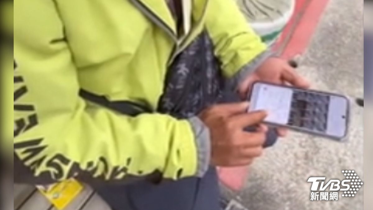 快門聲連響!女驚覺遭「低角度偷拍」,怒斥刪照片。(圖/TVBS)