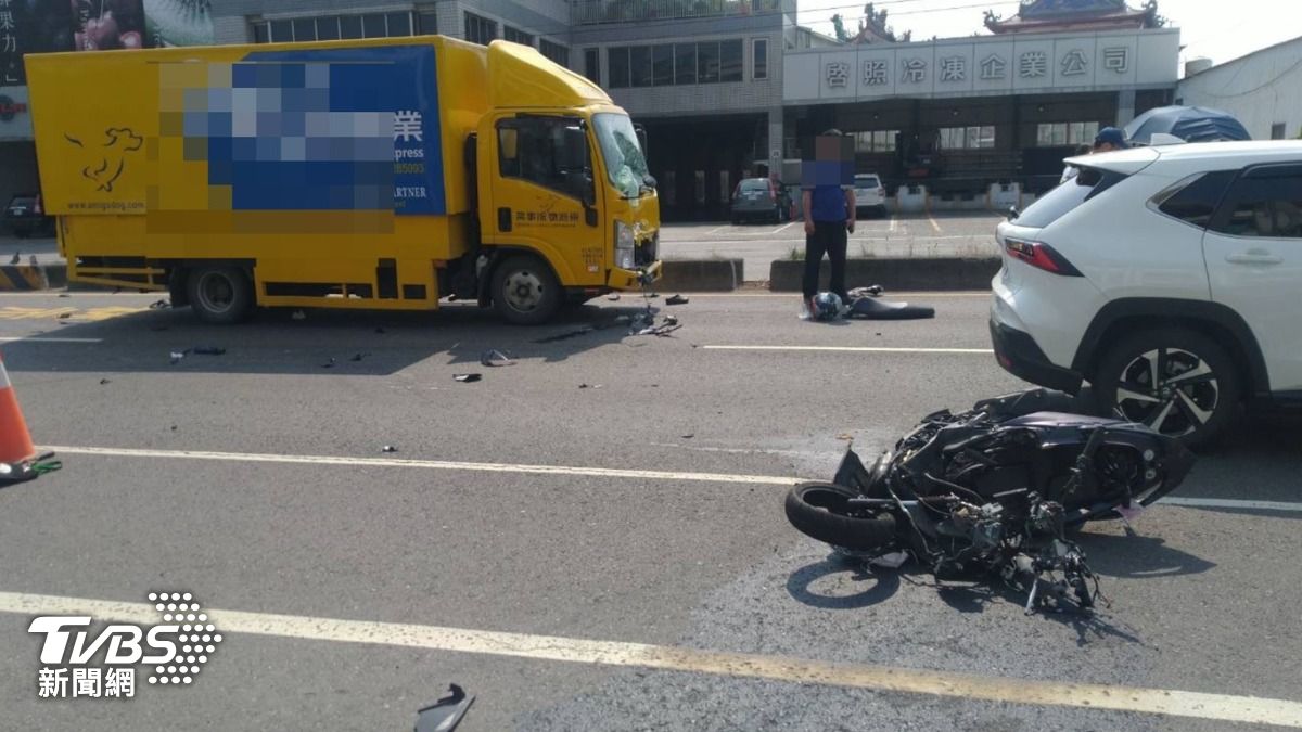 快訊／高雄死亡車禍！男大生遭大貨車迎面撞　機車「解體成碎鐵」亡