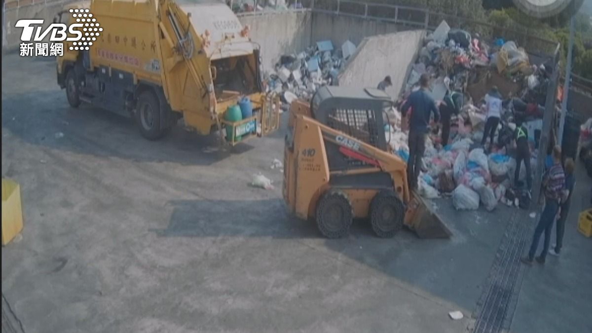 阿嬤7萬「吃飯工具」丟垃圾車！清潔隊翻垃圾堆找回假牙。(圖／民眾提供)