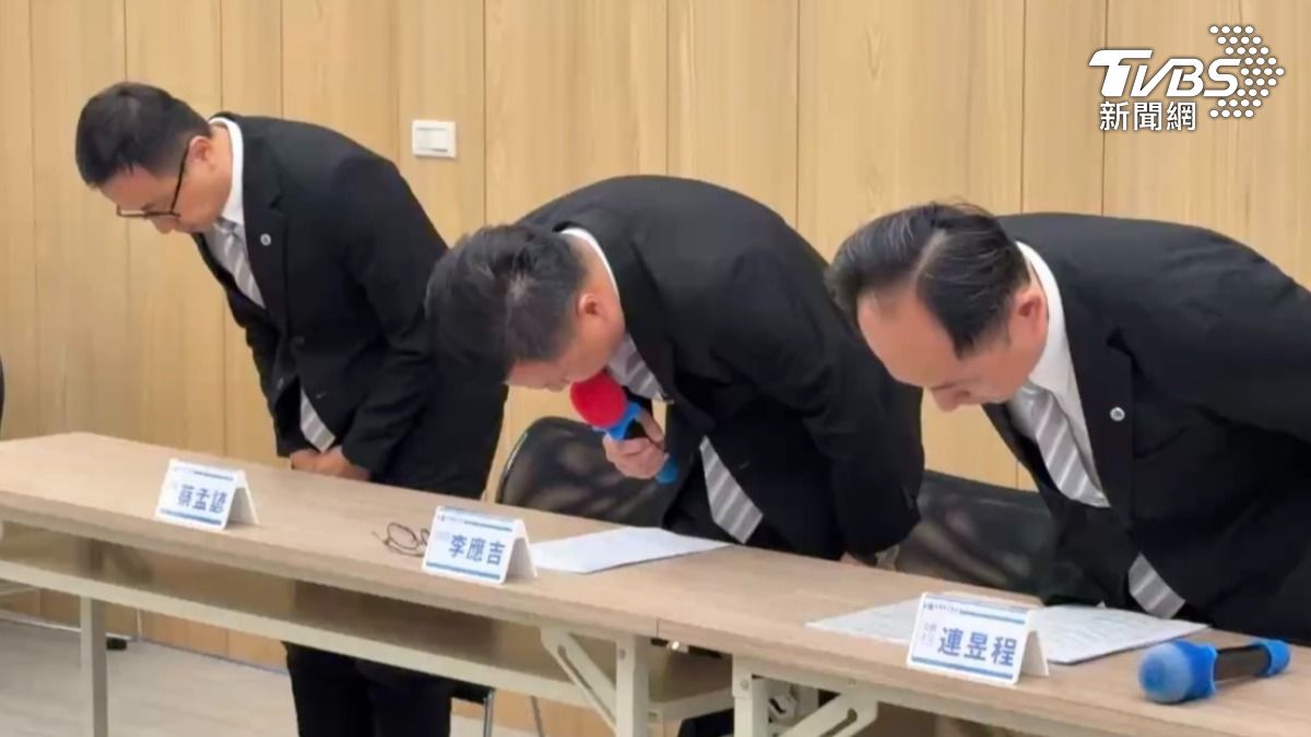 三度向社會大眾 鞠躬道歉，但出面道歉的不是打人的蔣姓男子，而是他任職的不動產公司主管。（圖／TVBS）