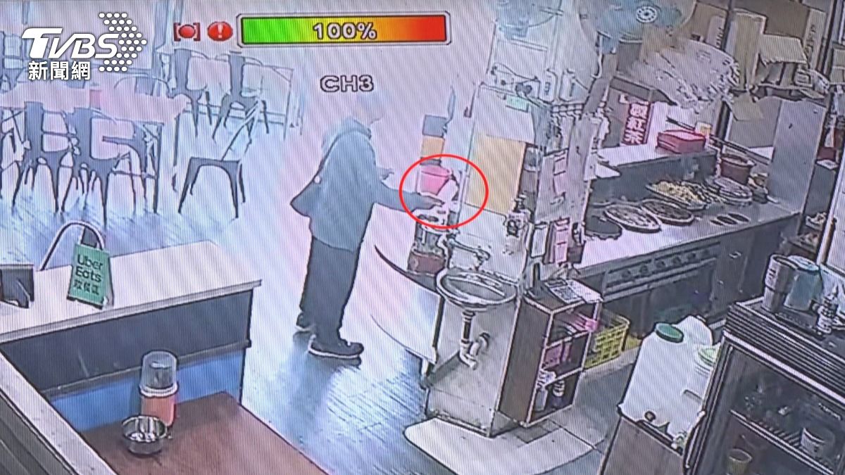 男子用餐完畢後還掏出千元大鈔,老闆娘原本堅持不收費,見男子在櫃台放下60元後,還追出去想退還。(圖/民眾提供)