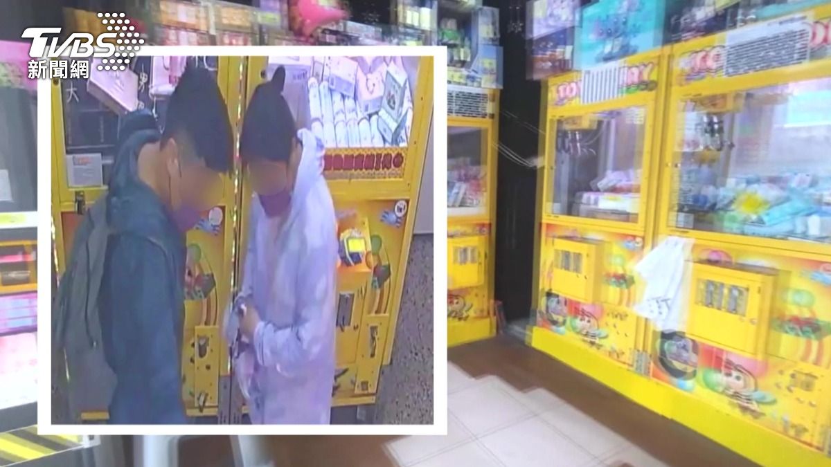 凌晨撬開娃娃機！鴛鴦盜「1人偷1人把風」熟練手法全錄下。(圖／民眾提供)