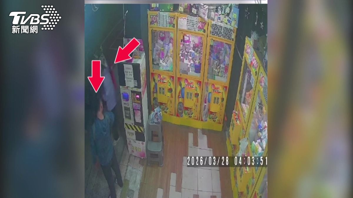 男子走進娃娃機店內左看右看，雙方交談後，女子便在門外把風。(圖／民眾提供)