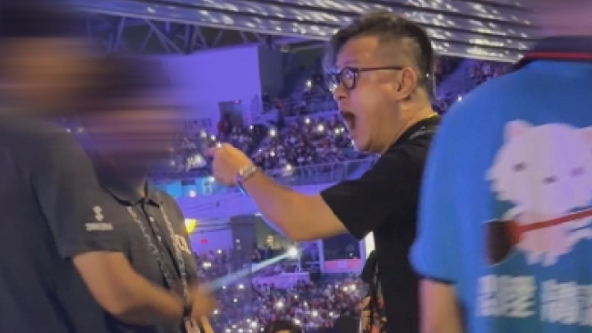不滿被中職工讀生驅趕，蔣姓男子突出手掌摑，導致工讀生嘴角濺血。（圖／@huhu_artnhandmade提供）