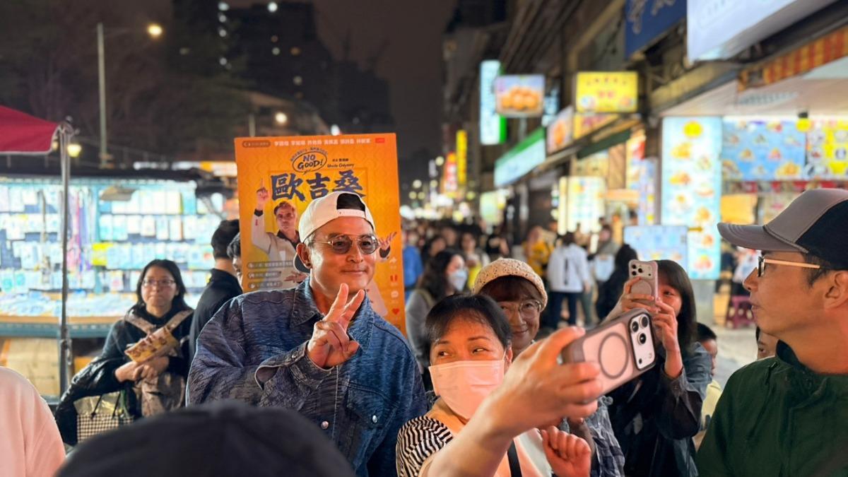 許多民眾搶著與李銘順合影。(圖/萬騰文化創意提供)