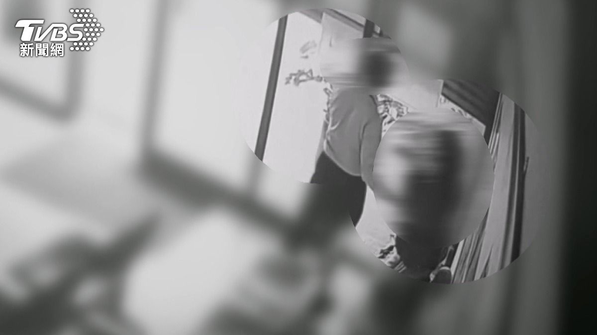 她閃躲到門口仍被追!副院長「前後亂摸」 受害女員工身心重創離職。(圖/翻攝網路)