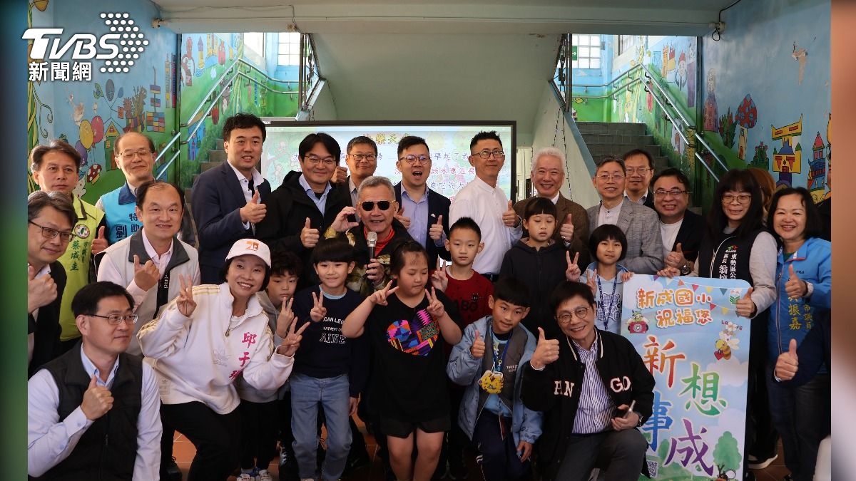東海大學三月至新成國小辦理「2026AI超人教育營」,東海公事處黃兆璽處長(後排左4)表示,林益興校長是真正的教育家,未來與他持續以豐富的教育資源賦能偏鄉。(圖/東海大學 提供)