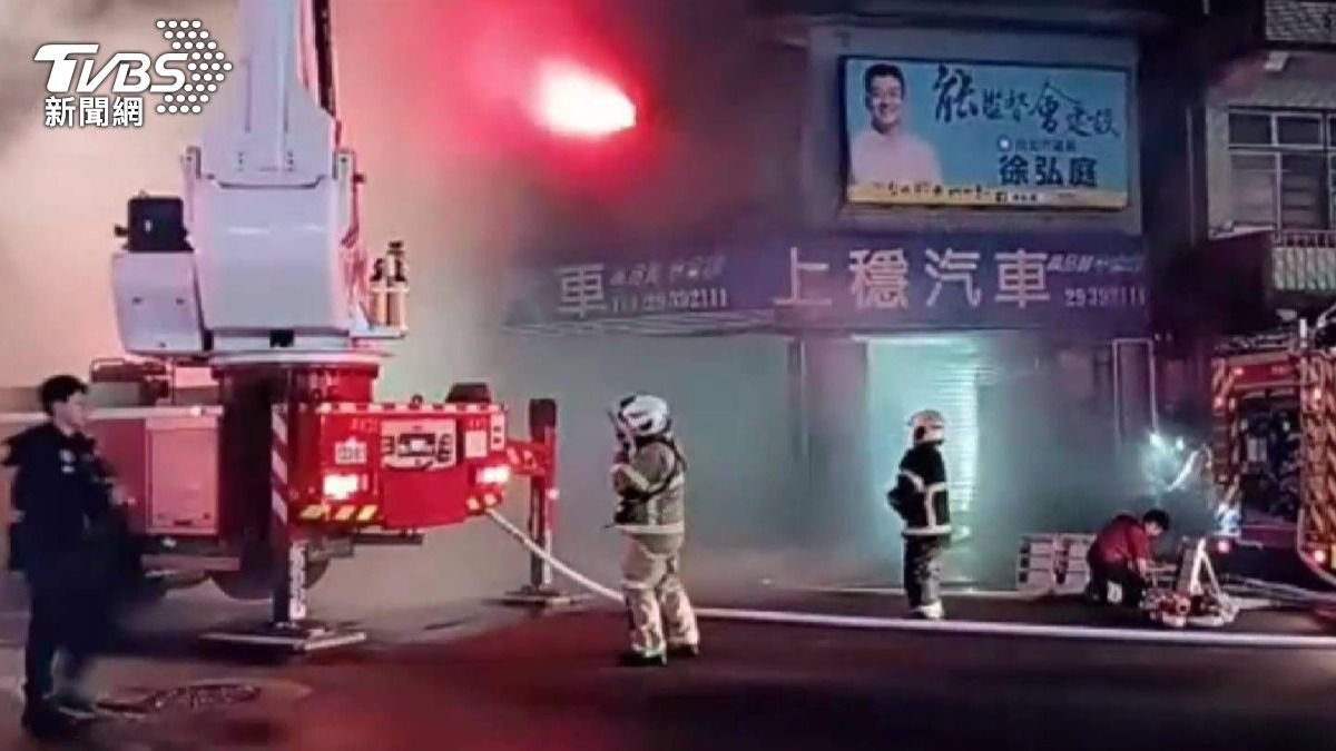 北市文山區中古車行陷火海！濃煙狂竄路人圍觀　73警消急馳援