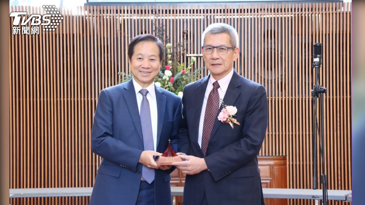 東海校長張國恩(左)感性指出,這份名單是對社會責任的承諾,在少子化的挑戰下,相信東海董事必將全心為教育貢獻心力。圖右為帆宣科技總經理林育業。(圖/東海大學 提供)