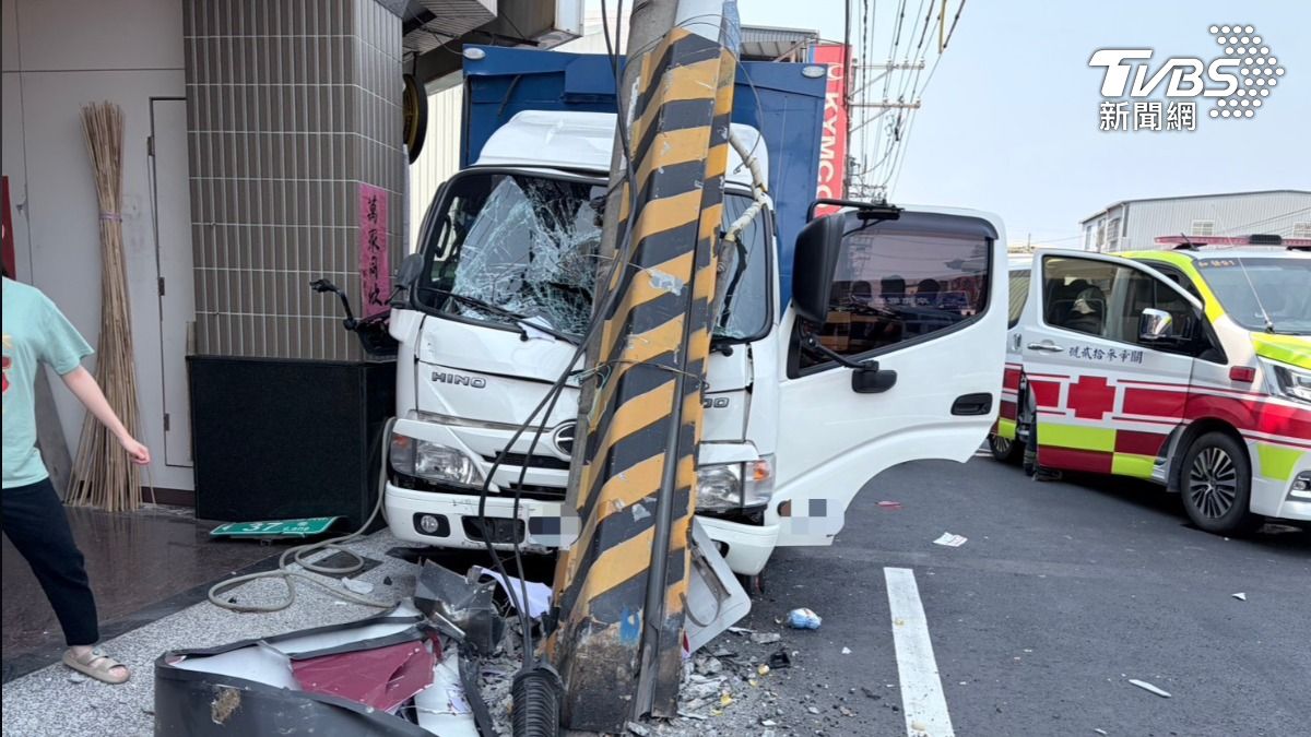 高雄市6小時3起死亡車禍,其中大寮鳳林路三段,小貨車駕駛疑身體不適,自撞電桿送醫不治。(圖/TVBS)