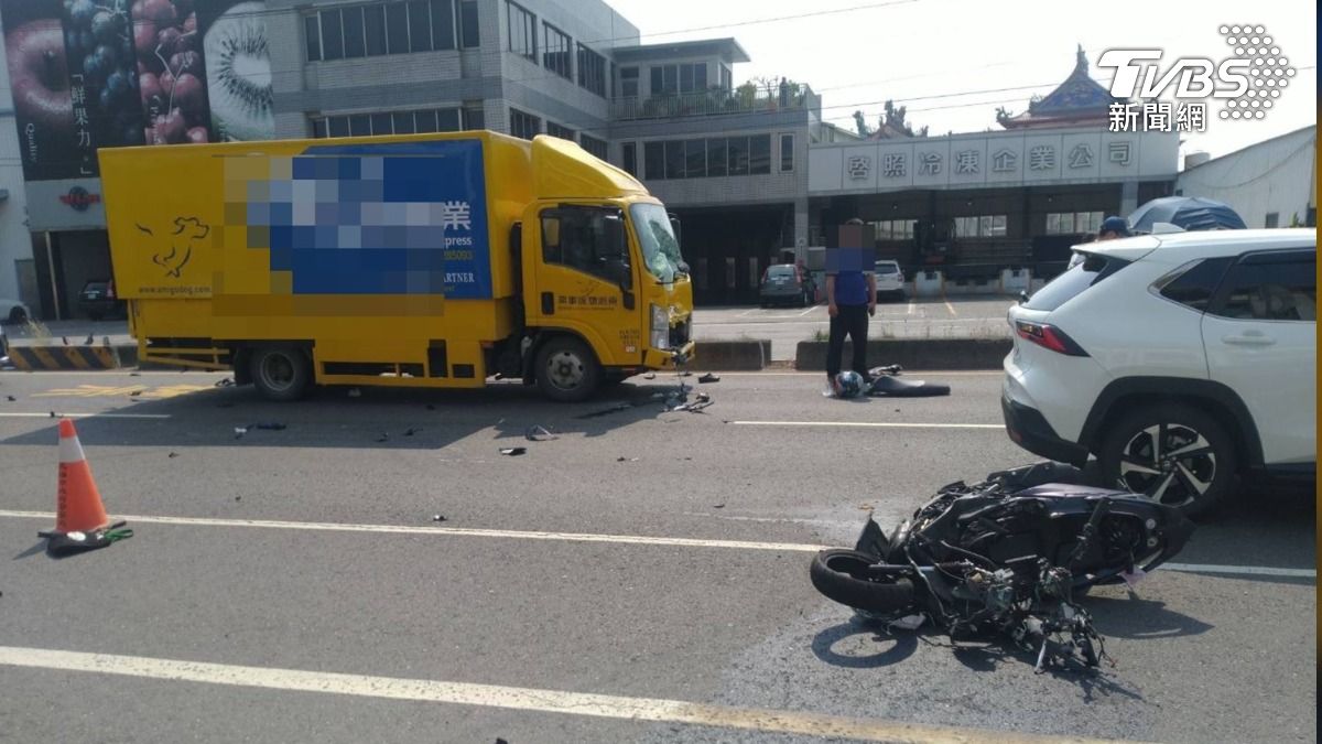 高雄市6小時3起死亡車禍,路竹中山路騎士從分隔島缺口左轉,遭對向貨車撞上拖行。(圖/TVBS)