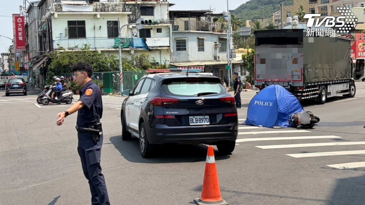 高雄市6小時3起死亡車禍,63歲女騎士在左營大路直行時,遭同樣右轉貨車撞上當場不治。(圖/TVBS)
