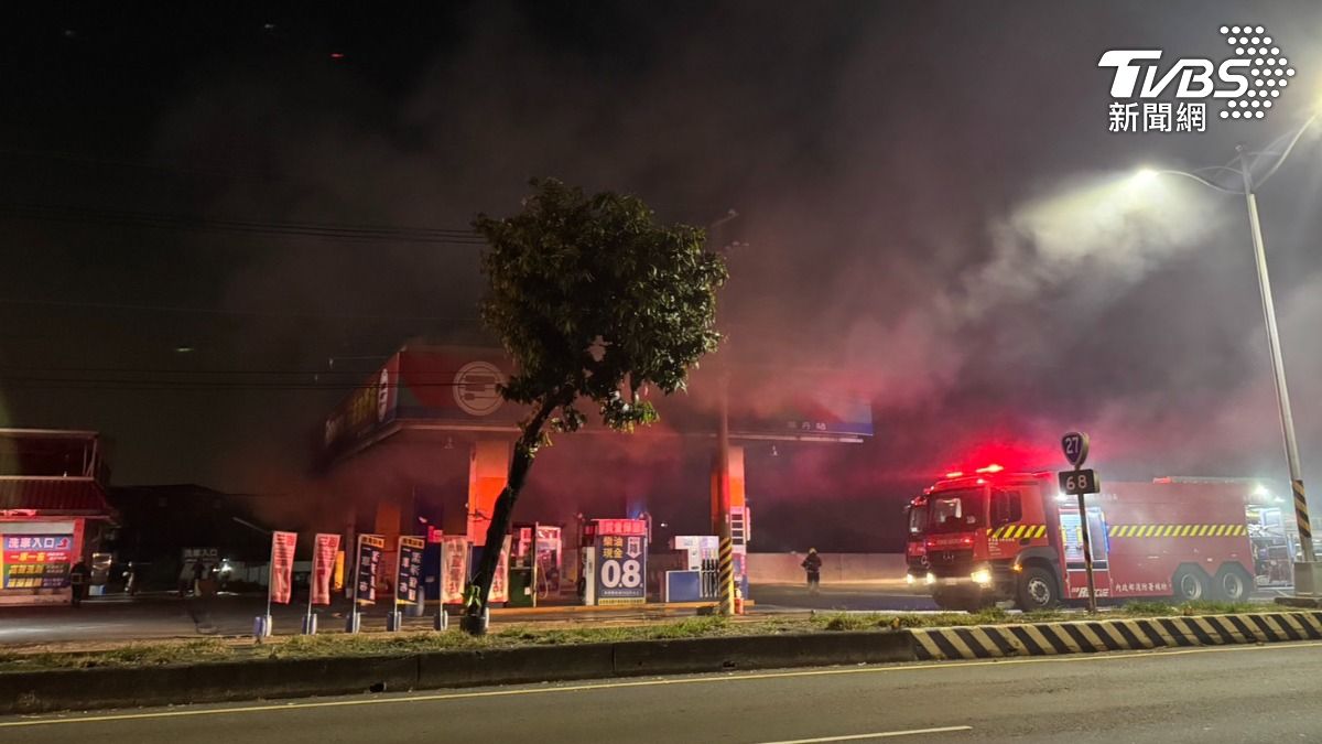 屏東萬丹加油站晚間突來大火,業者緊急停業,消防隊出動18車35人搶救。(圖/TVBS)