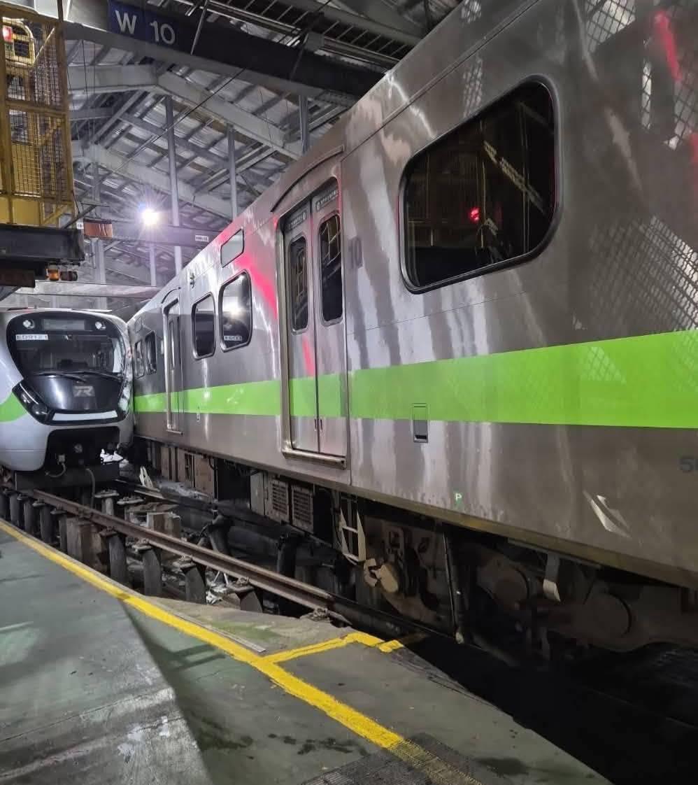 電聯車於調車過程中因碰撞發生出軌事件。（圖／翻攝自臉書三鐵情報社：事故通報與鐵道事件分享）