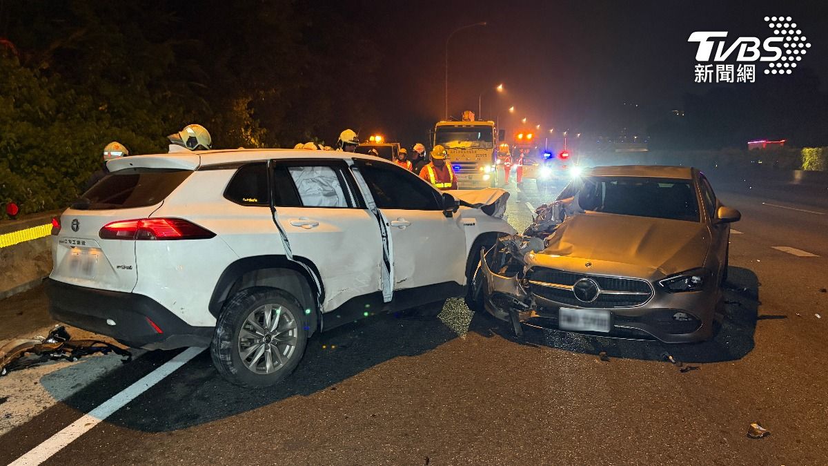 休旅車乘客表示，當時賓士車正疑似往外側切換車道，隨即與休旅車發生猛烈碰撞。（圖／TVBS）