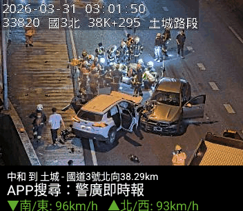 警消趕抵救援。（圖／國道即時路況）