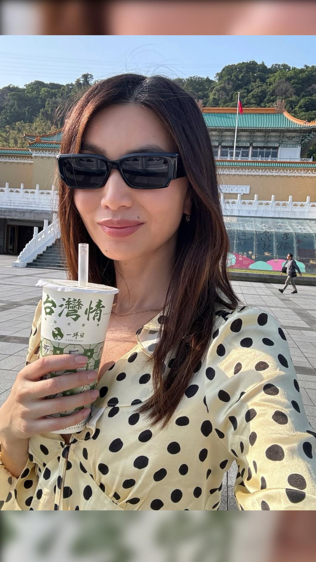 陳靜享用手搖飲。(圖/翻攝自IG)