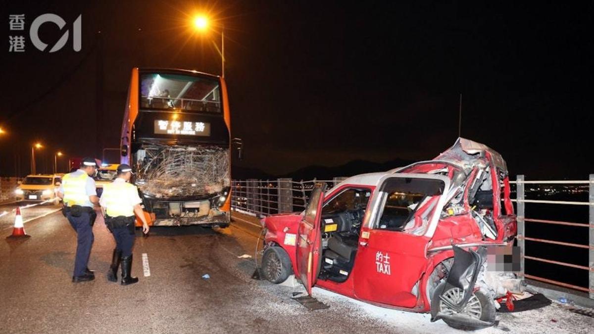 青馬大橋發生嚴重車禍,造成2人死亡。(圖/香港01)