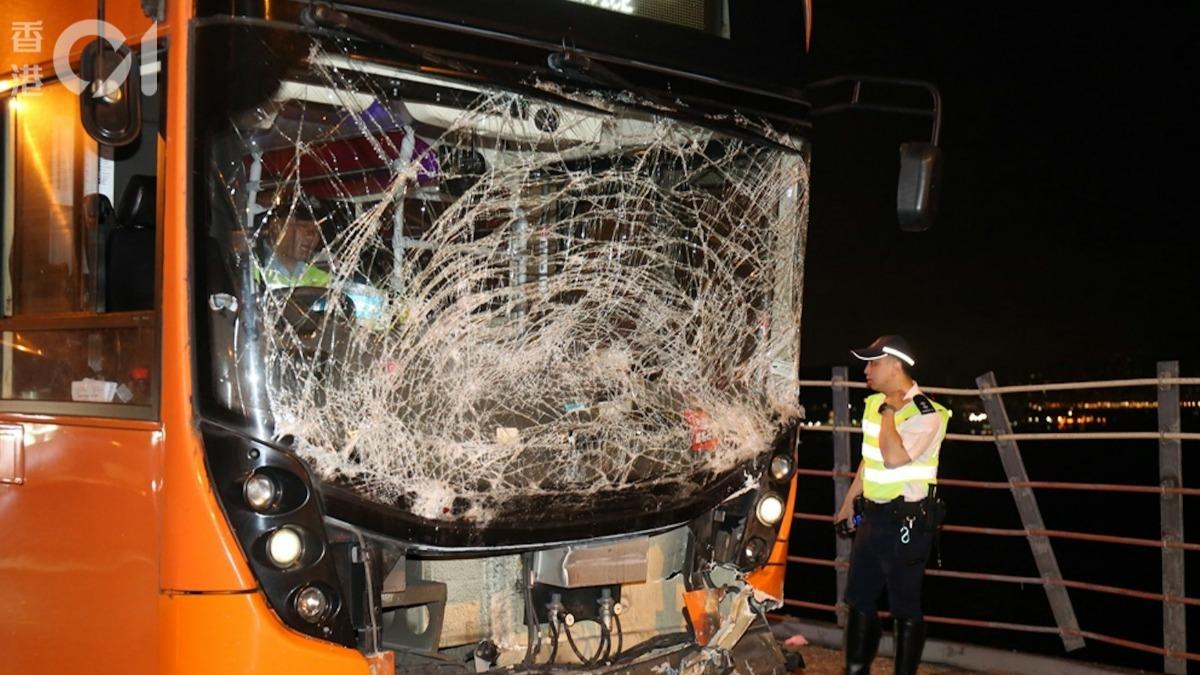 公車車頭慘遭撞擊。(圖/香港01)