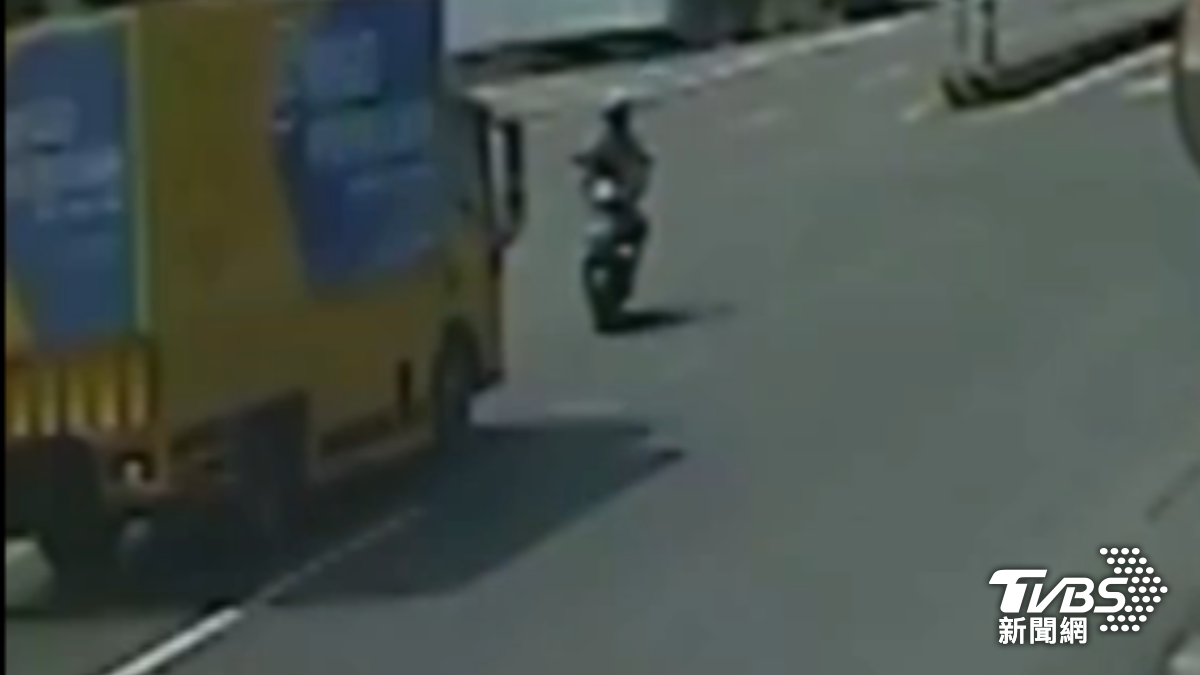 男大生騎乘普通重型機車遭對向大貨車迎面撞上。（圖／TVBS）
