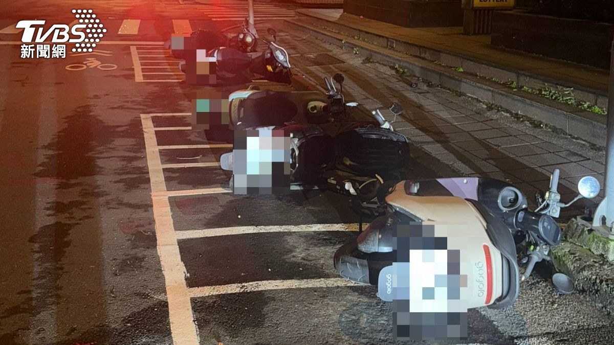 只因心情差!南港男狂推倒56輛機車 一票倒楣車主看傻眼