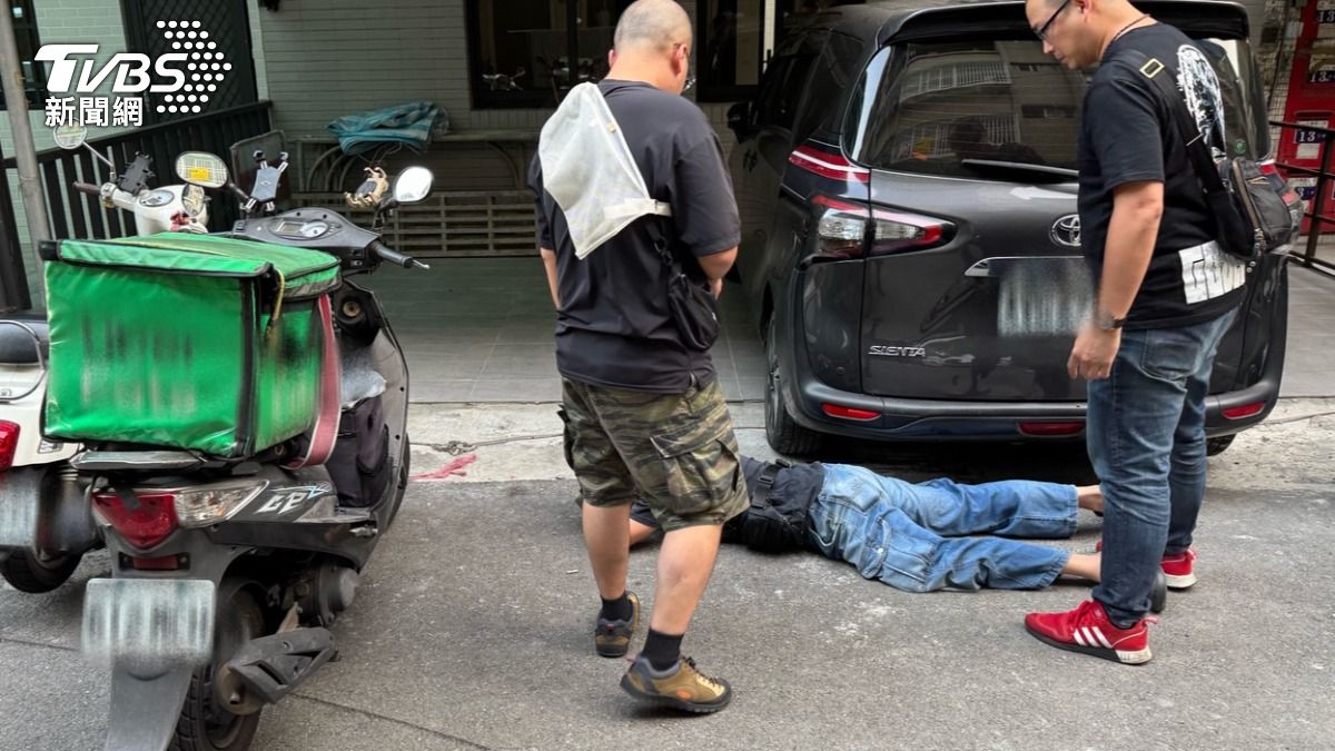 台中大型販毒團被抄了!裝外送員到府運百萬毒 警破門驚見槍彈