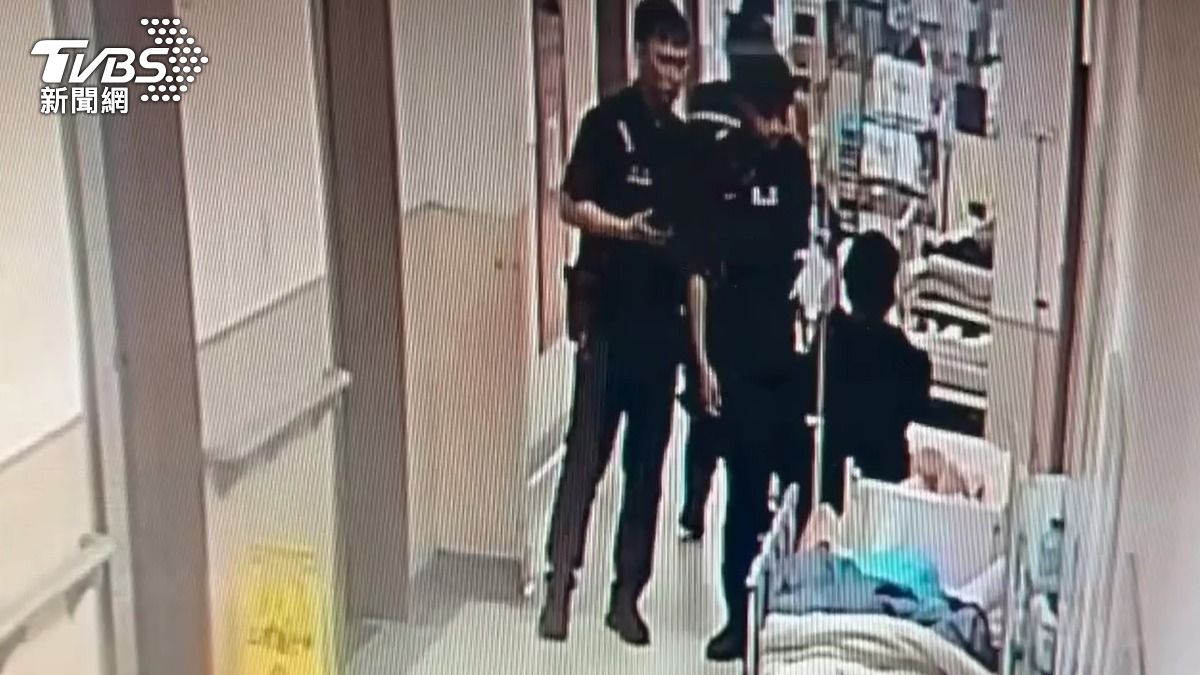 醉漢突然肘擊女護理師,轄區警方獲報到場。(圖/TVBS)